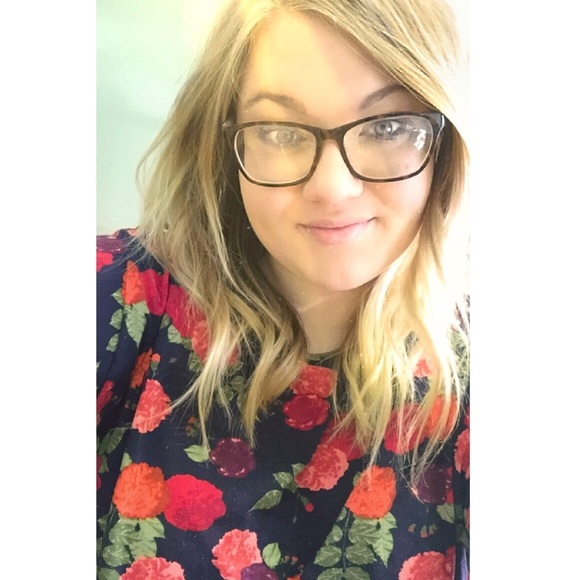 Meet your Posher, Courtney - Picture 2 of 5